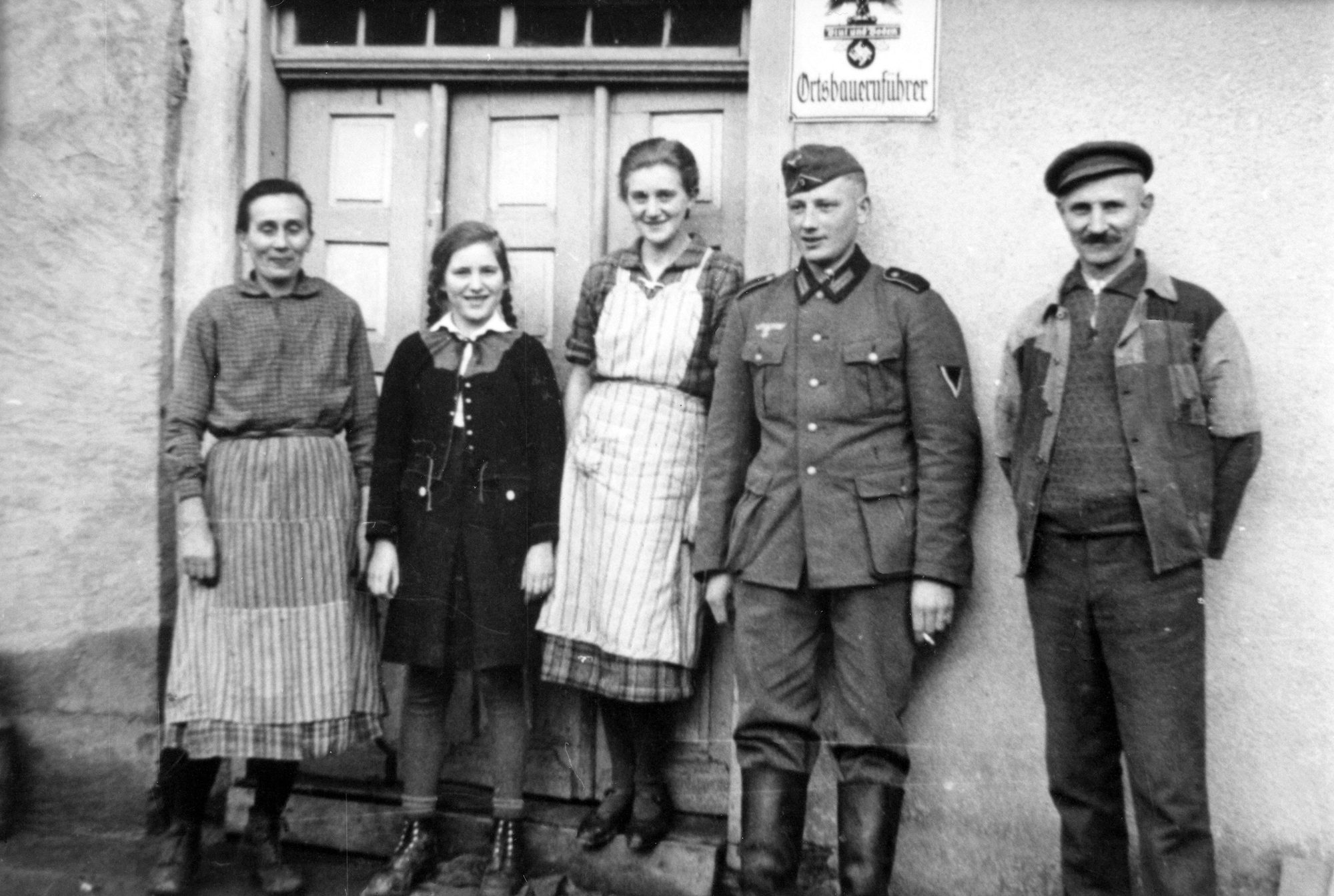 Personen vorm Schild Ortsbauernführer