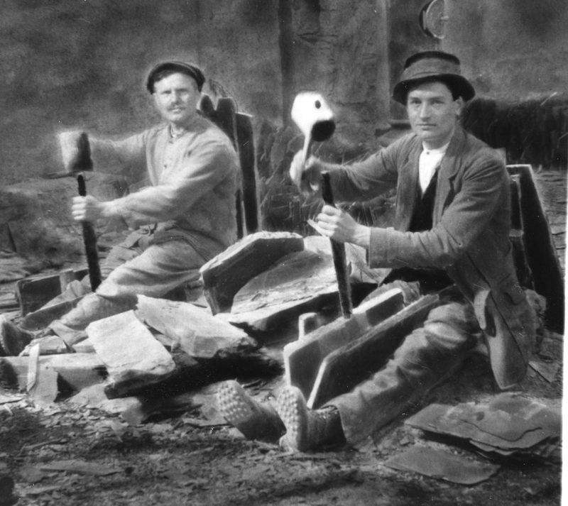 Arbeiter spalten Schiefer