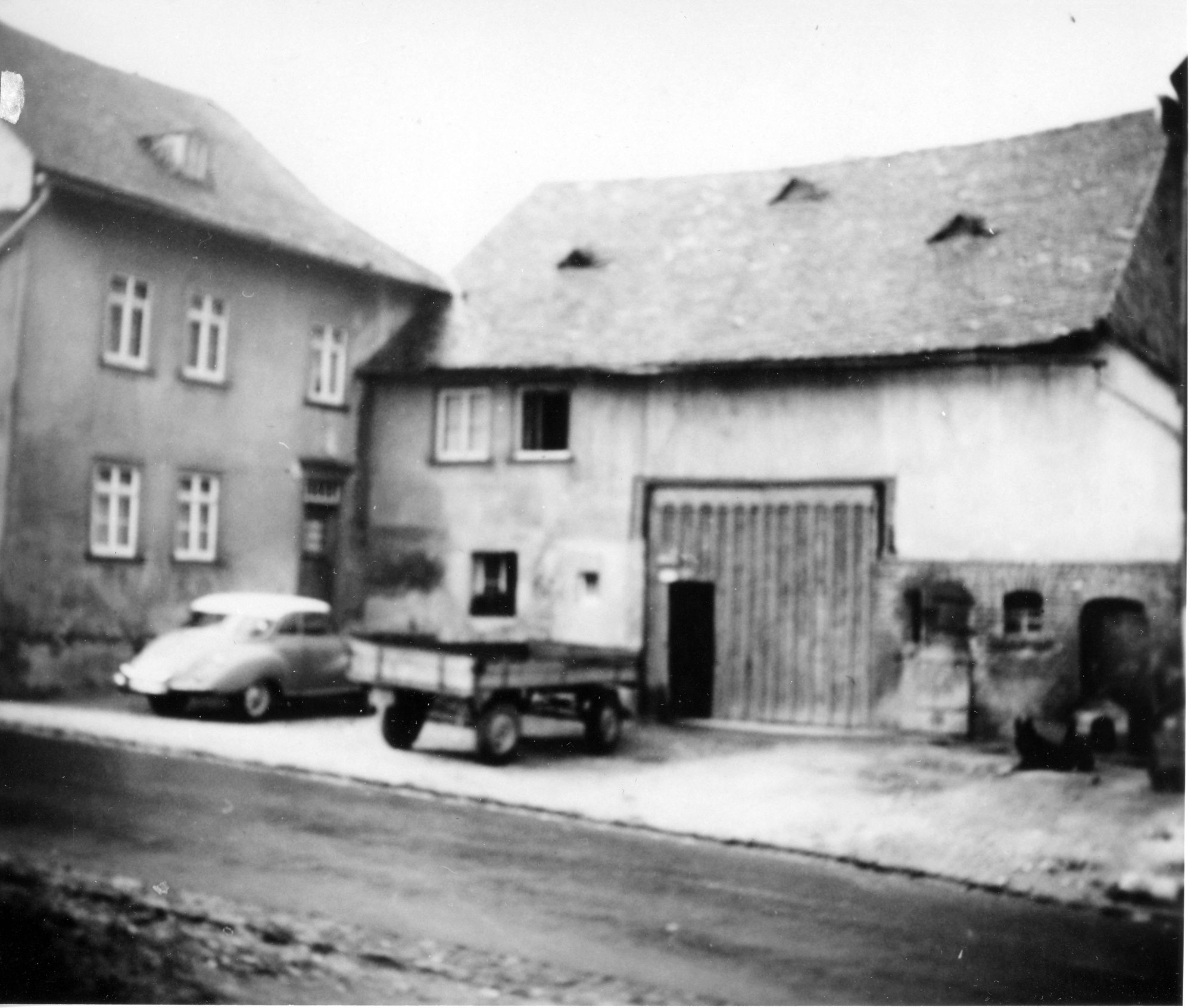 Wohnhaus mit Wirtschaftsgebäude