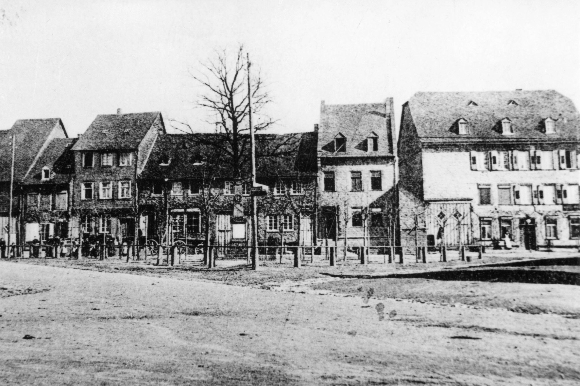 Allee mit Kriegerdenkmal Kastellaun