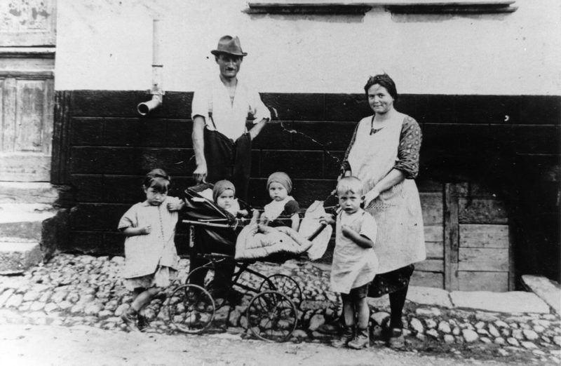 Familie Feldmann vorm Haus